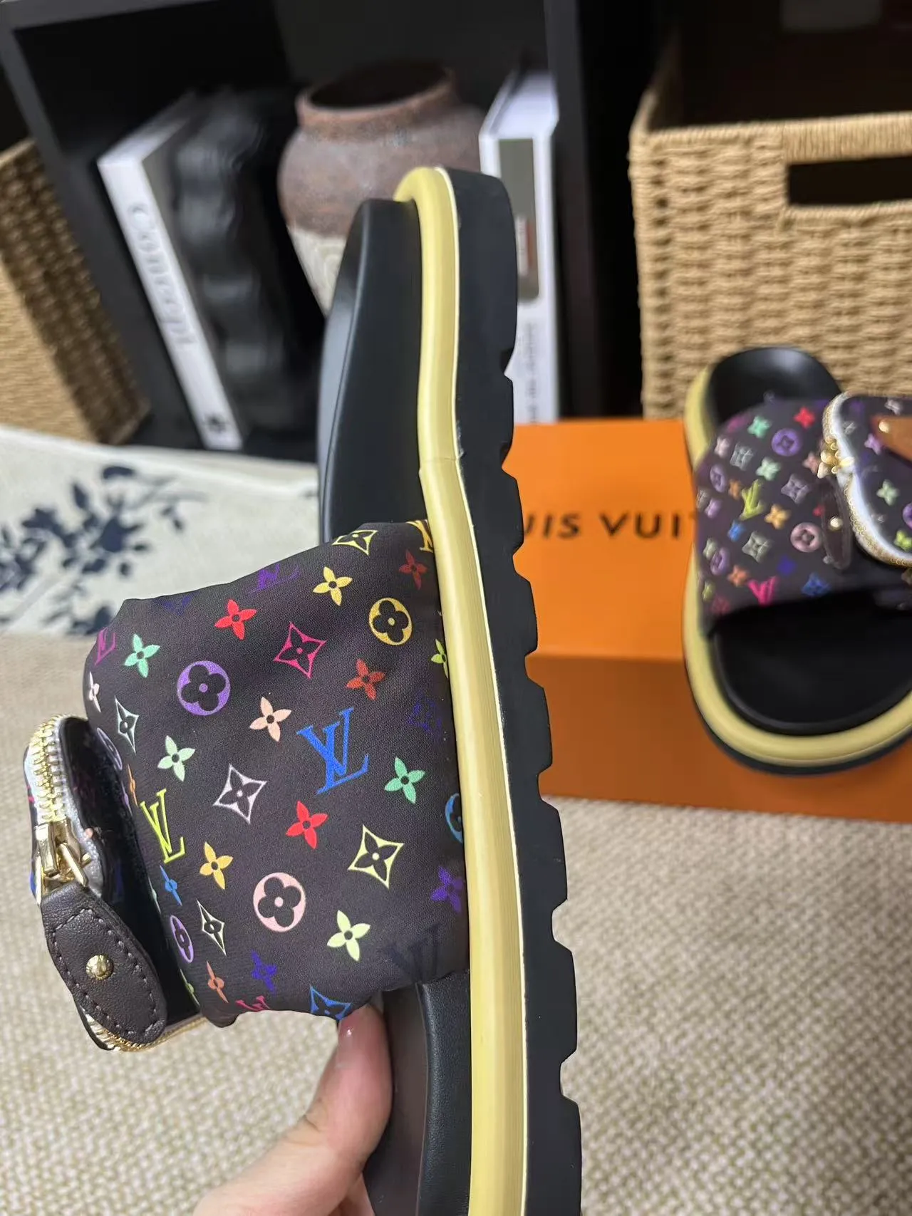 P380 yuan LV Louis Vuitton Full of high-end feel! A popular model among bloggers at home and abroad, it’s retro and fashionable, and looks stunning on your feet! Mainly recommended model on the official website★ ━━━━━ ЅᏇєєt ━━━━━ ▪️Upper: original calfskin ➕5D printing process ▪️Inner: imported mixed sheepskin ▪️Outsole: original molded foam outsole ▪️Size: Female 35-40 Men's 39-44 (women's 41 men's 45)